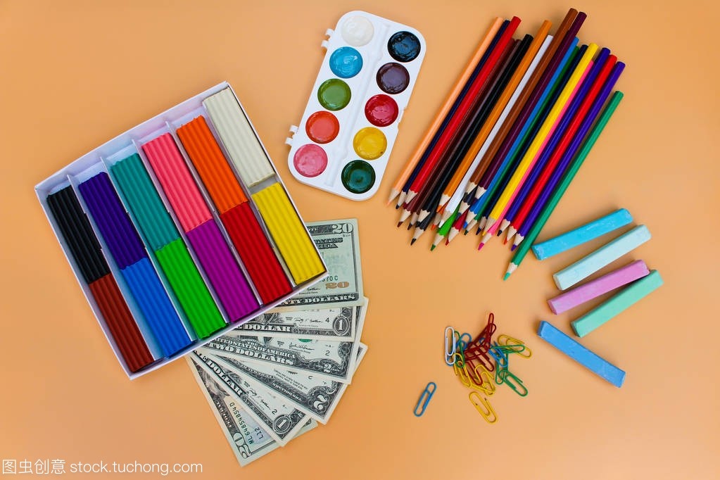 學(xué)校用品和美元。概念是買文具的對象。頂視圖